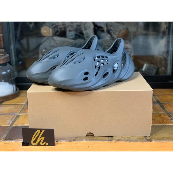 Mens 9 Adidas Yeezy Foam RNR “Carbon” Athletic Shoes IG5349 - Picture 2 of 8